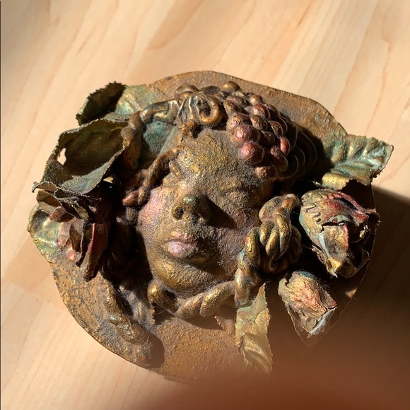 Jewelry - Gold jewelry box with clay details